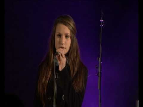 Nora Foss Al-Jabri singing "Mitt hjerte alltid vanker"