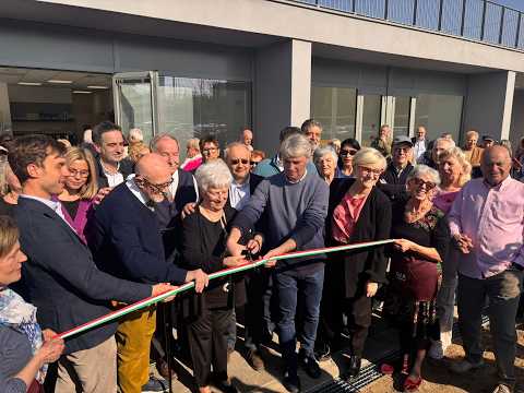 Taglio del nastro in piazzale Kennedy: il nuovo centro anziani è il cuore della città che cambia