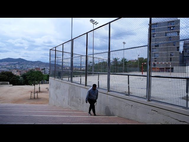 Joves de Santa Coloma reclamen obrir la pista esportiva del barri