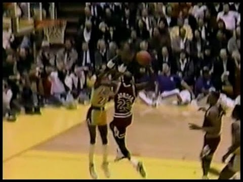 Michael Jordan acrobatic finger roll vs the Lakers 1990