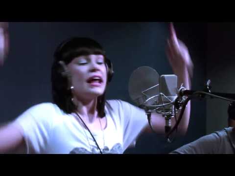 Jessie J singing Price Tag (Nova Acoustic)