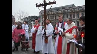 preview picture of video 'Chemin de Croix 2013 dans le centre de Liège - Place Saint-Lambert (2)'
