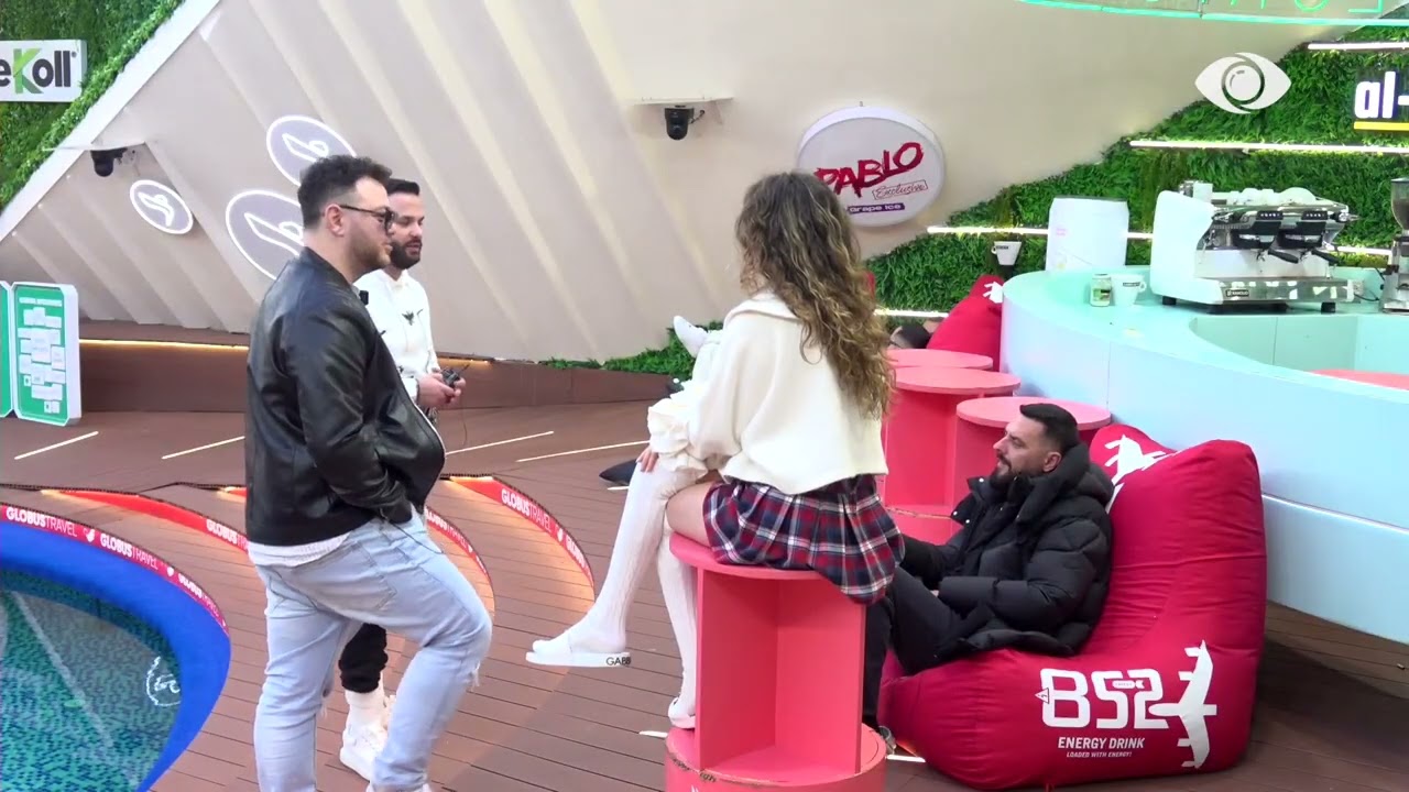 Momente pozitive në shtëpi, Marko këndon në oborr