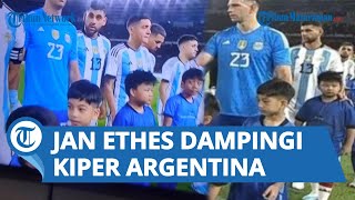 Jadi Player Escort dan Tunjukkan Ekspresi Gembira, Jan Ethes Muncul Dampingi Emiliano Martinez