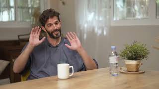 הפודקאסט של ראש: פרק 1: שלומי טפיארו, שחקן ורקדן ("זגורי אימפריה", "רוקדים עם כוכבים") (ראש יהודי - מרכז למודעות עצמית) - התמונה מוצגת ישירות מתוך אתר האינטרנט יוטיוב. זכויות היוצרים בתמונה שייכות ליוצרה. קישור קרדיט למקור התוכן נמצא בתוך דף הסרטון