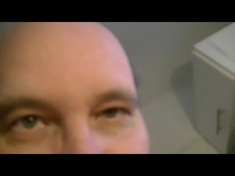 Mongo TV - John renser kameralinse og fortæller han ingen venner har