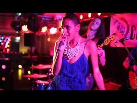 Bespoke Alison David - Shake it off