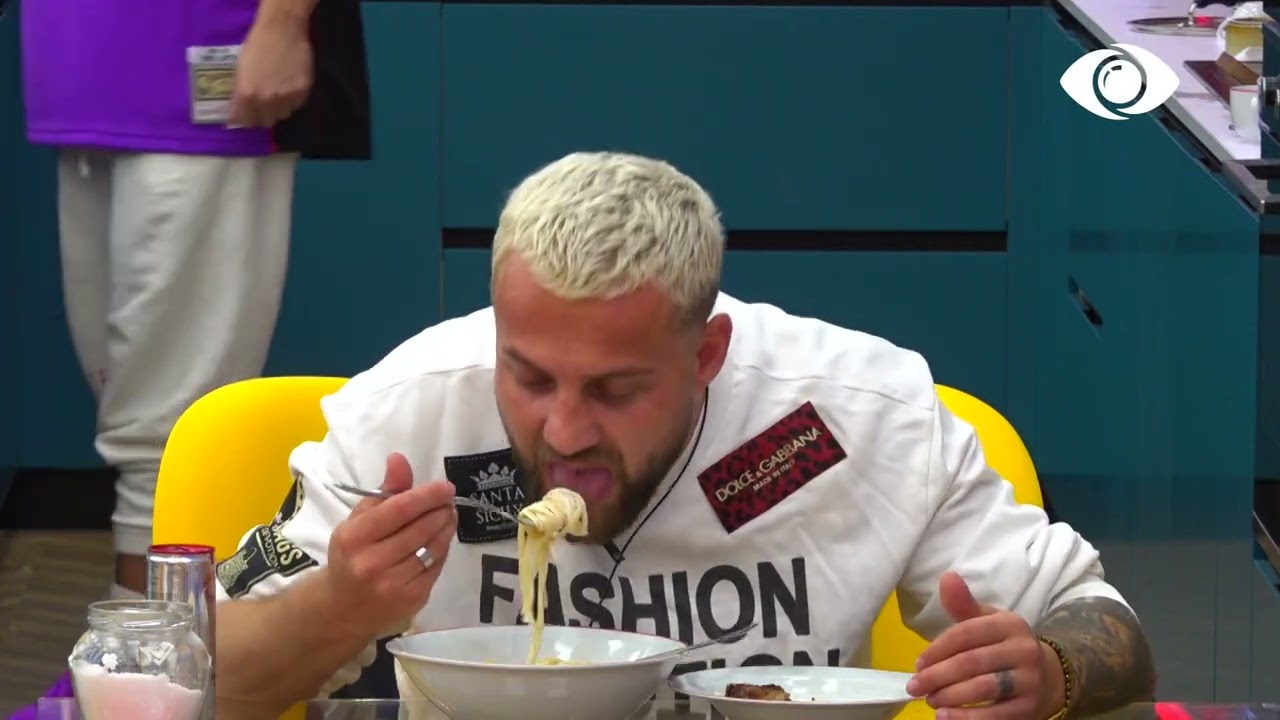 Një sy në krah, Shpati tregon tatuazhin e tij