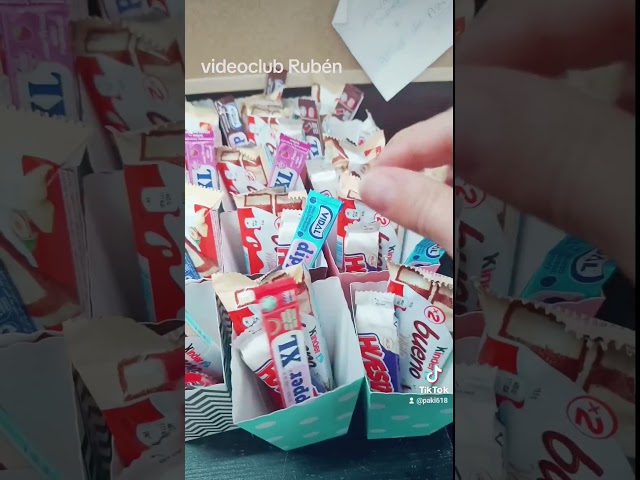 Vídeo relacionado con McKona-Caja Regalo caja sorpresa XXL de 25 Snacks y Dulces Chinos - Surtido de Galletas, Chocolates y Caramelos Incluye Folleto Informativo - Selección de Golosinas de Todo el Mundo