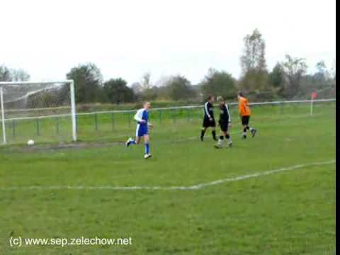 2008.10.18 Sęp Żelechów (trampkarze) - Hutnik Huta Czechy: bramka Wojtka Woźniaka na 2:1