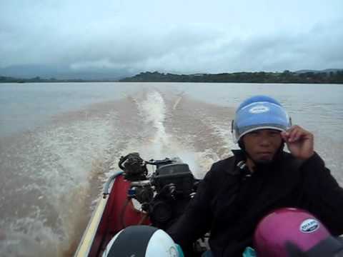 Barco rápido de Huay Xai para Luang Prabang no Laos