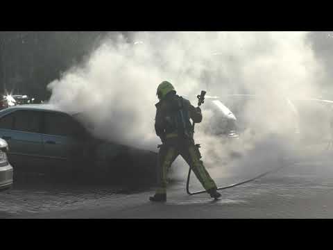 Brandweer Velsen Zuid blust Autobrand bij Bastion Hotel Vlietweg in Santpoort Noord