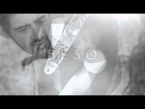 ALEJANDRO GONZÁLEZ Ft. SIAM - Le Hace Falta Un Beso (Lyric Video)
