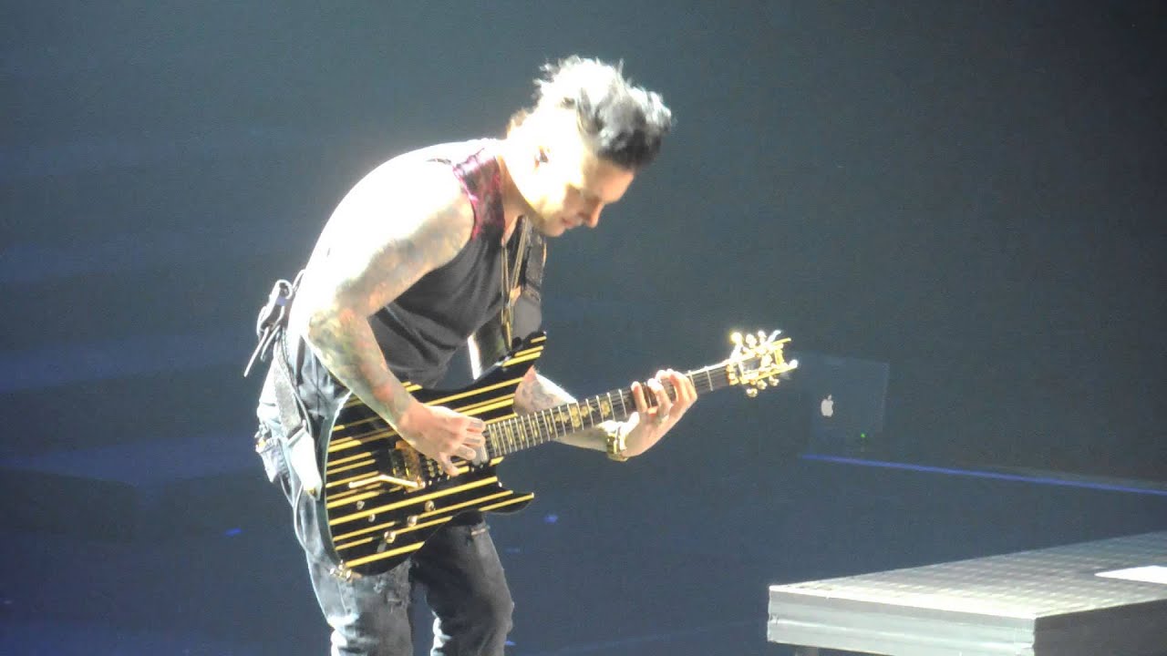Avenged Sevenfold - Synyster Gates Guitar Solo - Live - 2013 Hail To The King Tour - Cincinnati, OH - YouTube
