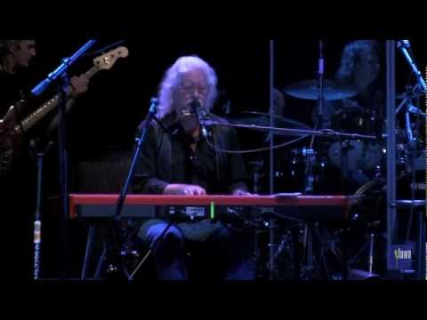 eTown webisode 73 - Arlo Guthrie performs "Days Are Short"