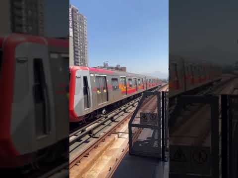 AS-02 4420 Llegando A Macul De La Línea 4 Del Metro De Santiago
