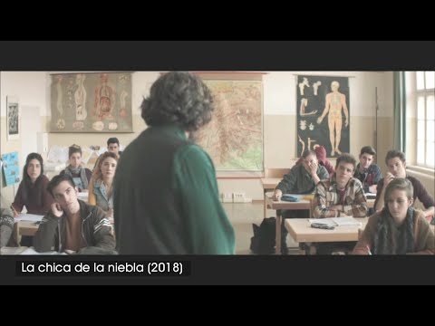 La chica de la niebla (2018).El profesor en clase con los alumnos. [0207]