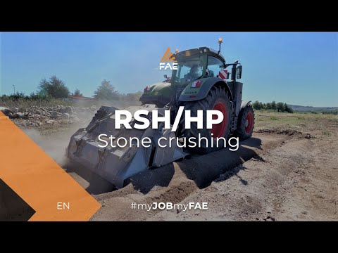 Cabeça trituradora de pedra topo de linha em ação com um trator Fendt