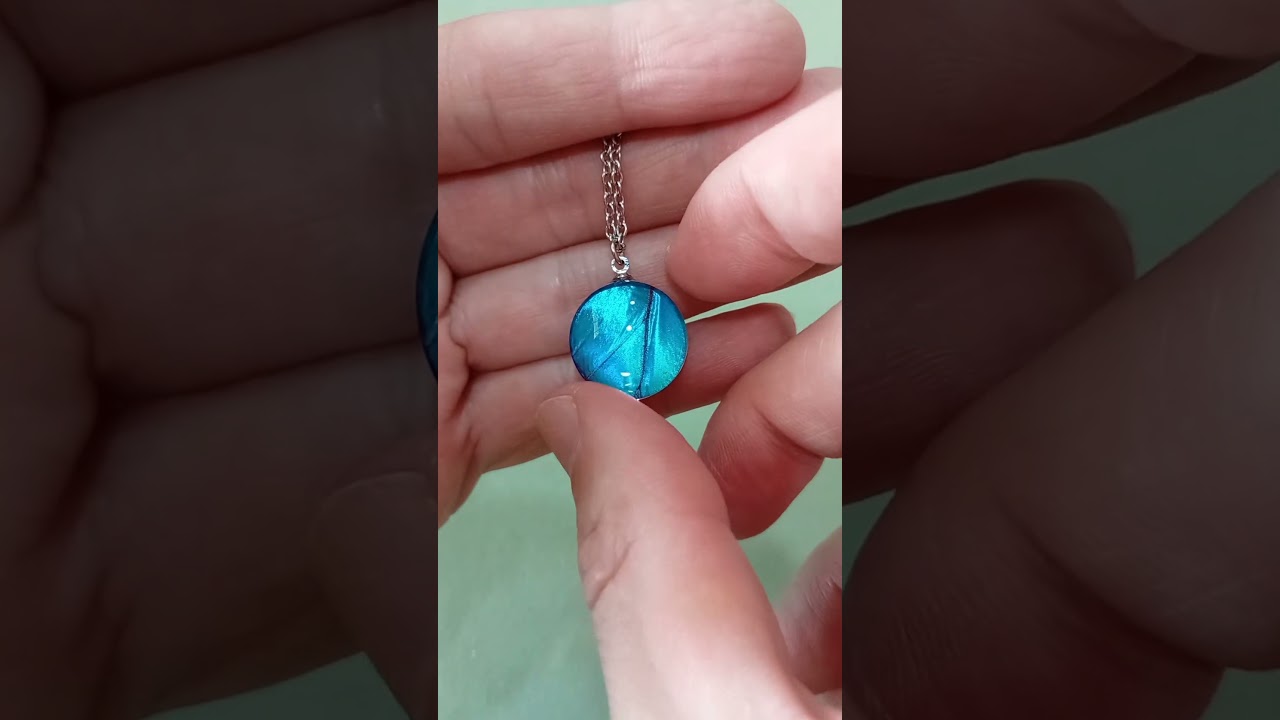 Collana Blue Morpho menelaus 18mm con vera ala di farfalla sotto vetro bombato e riflesso blu metallico luminoso