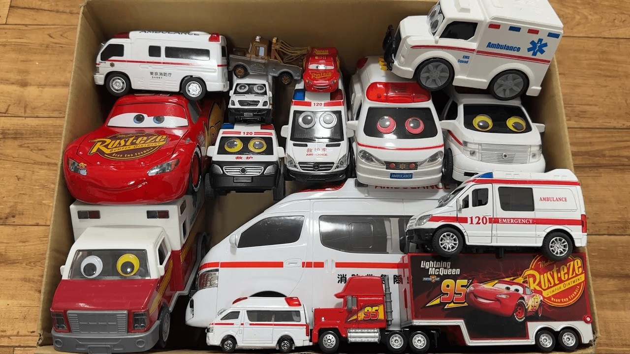 救急車とカーズのおもちゃが大集合して、坂道を緊急走行テストします⭐️#３２４