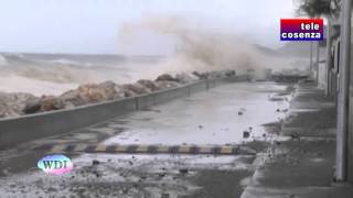preview picture of video 'Praia a Mare: maltempo, lungomare divorato dalle onde'