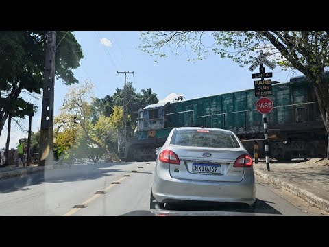 TREM ACELERANDO FORTE E PASSANDO NO PONTILHÃO DE FERRO EM FORMIGA MG!