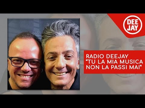 Gigi D'Alessio canta "Radio DEEJAY tu la mia musica non passi mai" live da Fiorello