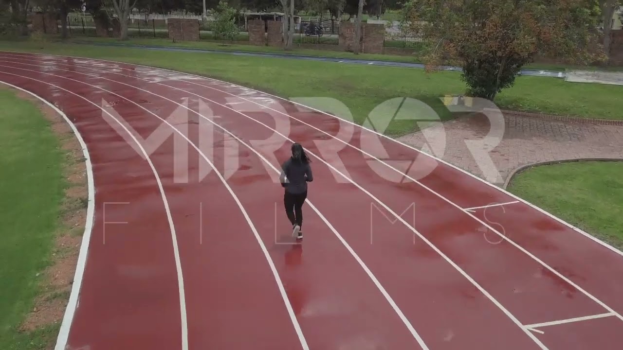 Mujer en pista de atletismo P2