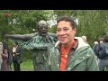 Standbeeld voor zwemster Enith Brigitha onthuld
