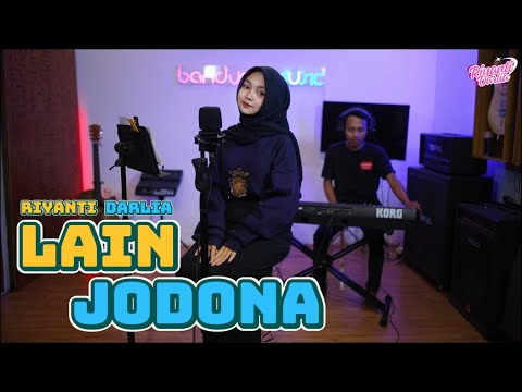 LAIN JODONA - RIYANTI DARLIA | LIVE COVER