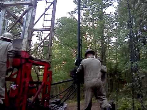 Signal well service rig 4 tripping pipe