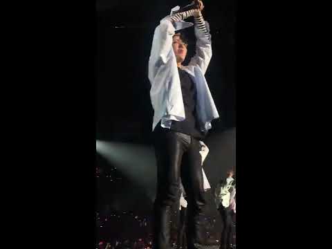 [fancam] BTS Outro: Wings @ The Wings Tour in Chicago 170329