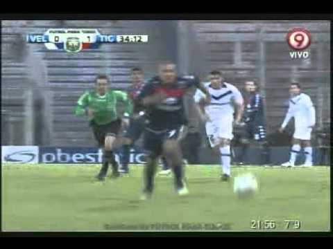 Golazo del Chino Luna el (11avo) por encima de Barovero - Velez 0 - Tigre 1