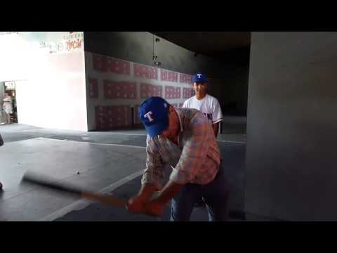 Manolo Rincón practicando el swing con los Tiburones de Málaga