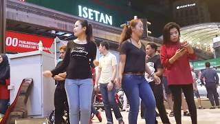 kau lupa janji-redeem buskers cover jamal Abdillah,diringi penari dari indonesia