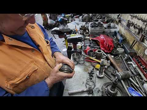 how a differential Detroit locker works
