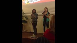 Barbara e Débora cantando!