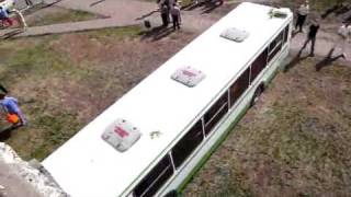 preview picture of video 'Автобус въехал в дом. Оренбург, улица салмышская'