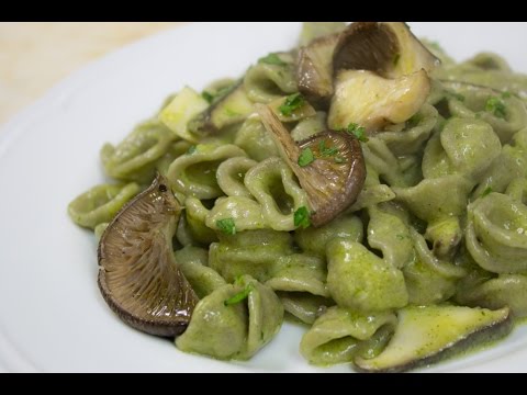 Orecchiette al grano arso con pesto di zucchine e funghi cardoncelli