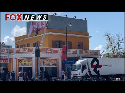 Incident në Fier, griset banderola e LSI-së, shkak takimi i pasdites i Ramës