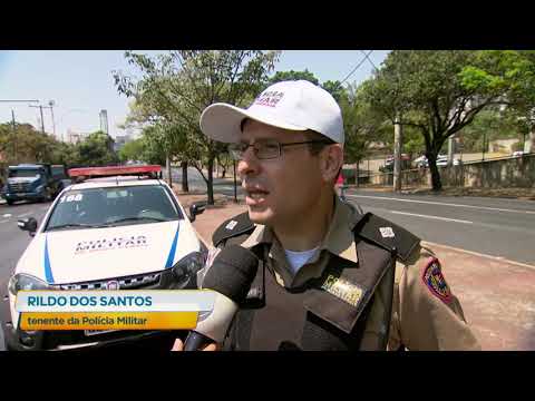 Carreta trava trânsito ao atravessar avenida Amazonas, em BH