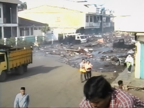 Tsunami rushes into Downtown Banda Aceh, Aceh, Indonesia (Full Quality Clip)