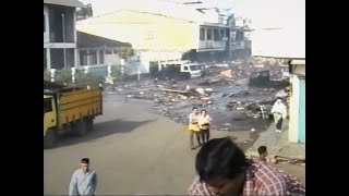 Download lagu Tsunami rushes into Downtown Banda Aceh, Aceh, Indonesia (Full Quality Clip) mp3