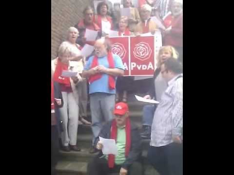 1 mei viering 2012 te Zutphen Internationale op de Wijnhuistorentrap.