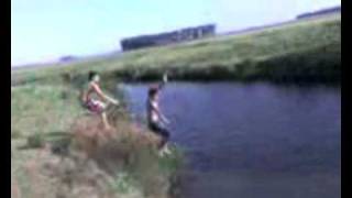 preview picture of video 'El Bimba tirandose al arroyo de la barranca grande en bisi'