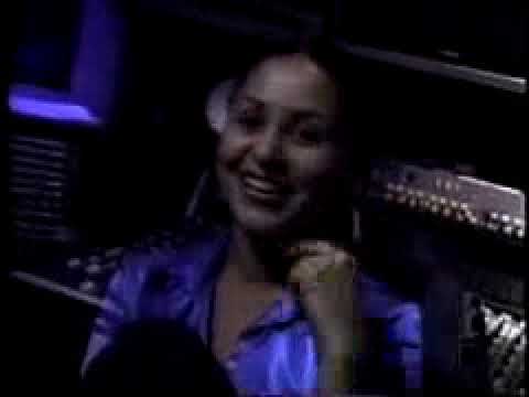 Yes Miscellany: 2009 - Deborah Anderson on E! - Feel The Sunshine