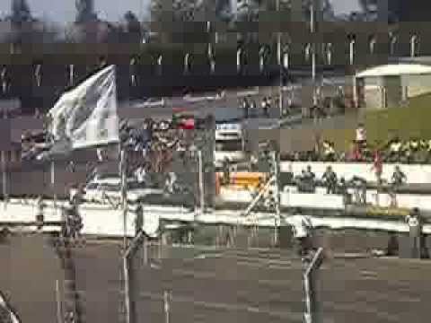 Caravan TS da Equipe Los Hermanos empinando no Velopark.