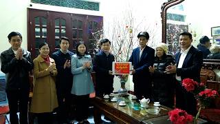 Thường trực Đảng ủy, HĐND, UBND, Ủy ban MTTQ phường Tam Điệp thăm, tặng quà các đối tượng chính sách, người cao tuổi tròn 100 tuổi và hộ nghèo trên địa bàn phường