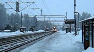 preview picture of video '[SJ] X40 from Västerås and Stockholm C. to Göteborg C. passing Floby station.'