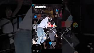 Download lagu Treasure (트레저) Junghwan accidentally bumps into a noona staff  #treasure #junghwan #yoshi #doyoung mp3